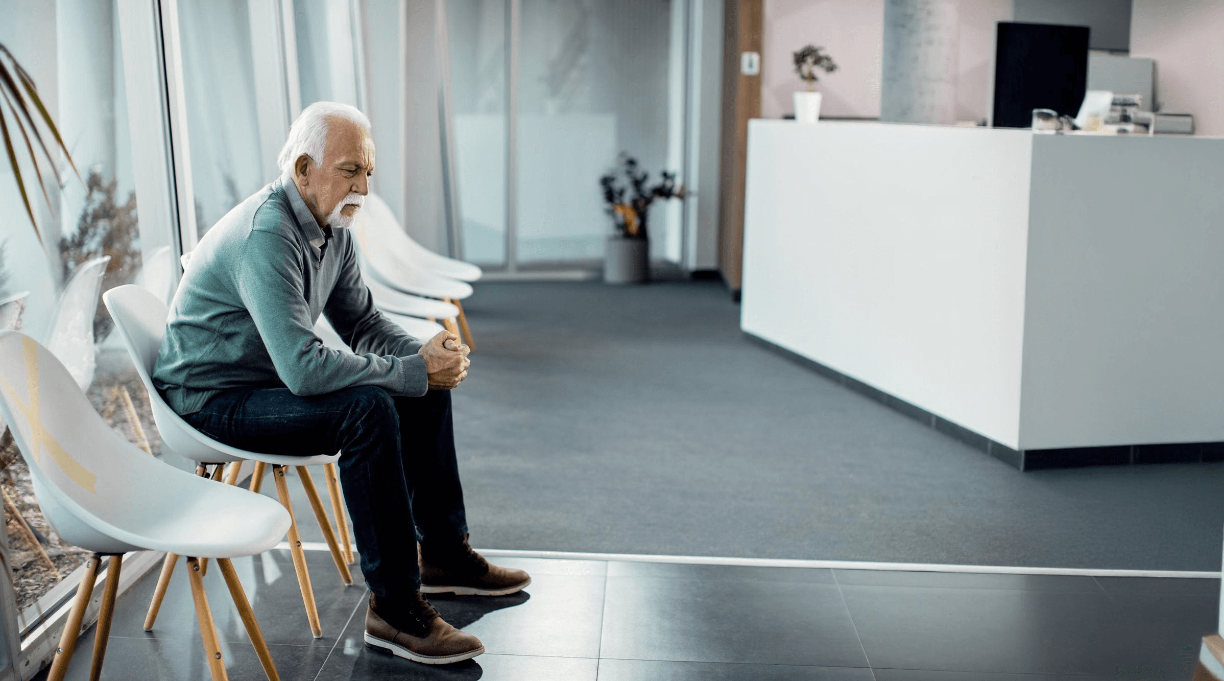 Paciente aguardando atendimento em sala de espera