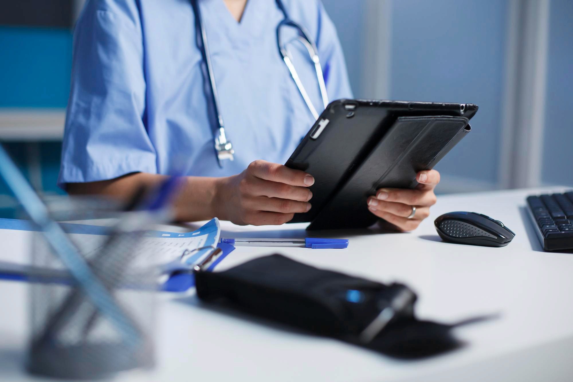 Ambiente hospitalar com tecnologia clínica avançada