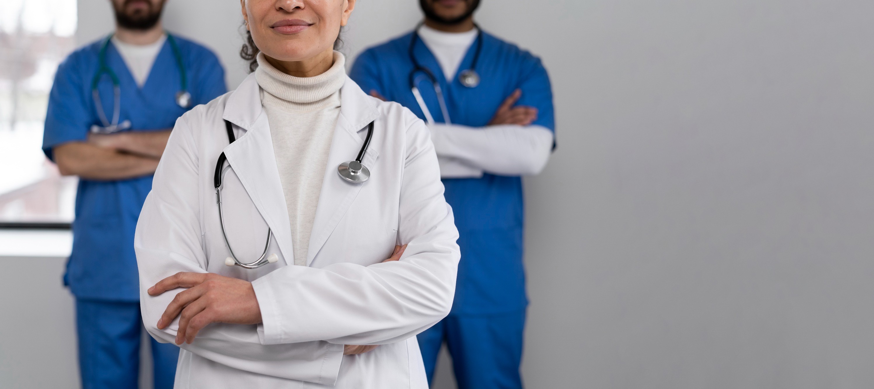 Corredor de hospital com leitos e enfermaria